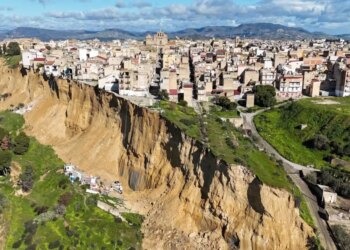 Στη Σικελία η Μελόνι: «Η πόλη Νισέμι κινδυνεύει να καταρρεύσει από τις κατολισθήσεις»