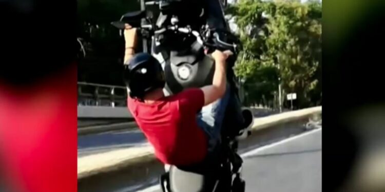 «Σούζες» για likes: Στο μικροσκόπιο της Τροχαίας ο «influencer μοτοσικλετιστής» που ανεβάζει στα social media επικίνδυνα βίντεο
