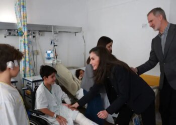 Ισπανία: Ο βασιλιάς Φελίπε και η βασίλισσα Λετίθια επισκέφθηκαν τραυματίες από το σιδηροδρομικό δυστύχημα