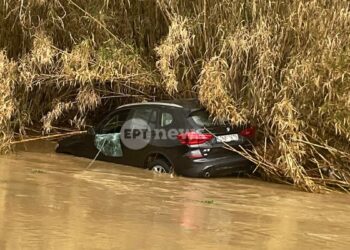 Διακοπή της κυκλοφορίας στο ρέμα Βάρδα από τα Σπάτα προς το Πικέρμι – Εγκλωβίστηκαν επιβαίνοντες οχήματος που παρασύρθηκε από νερά