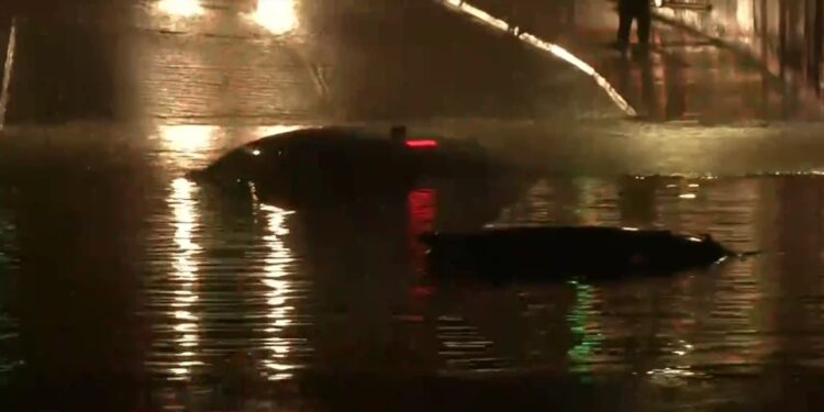 «Βούλιαξαν» αυτοκίνητα κάτω από τη γέφυρα της Σπύρου Λούη