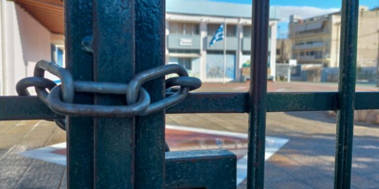 Ποια σχολεία θα παραμείνουν κλειστά – Πού θα χτυπήσει το κουδούνι μια ώρα αργότερα