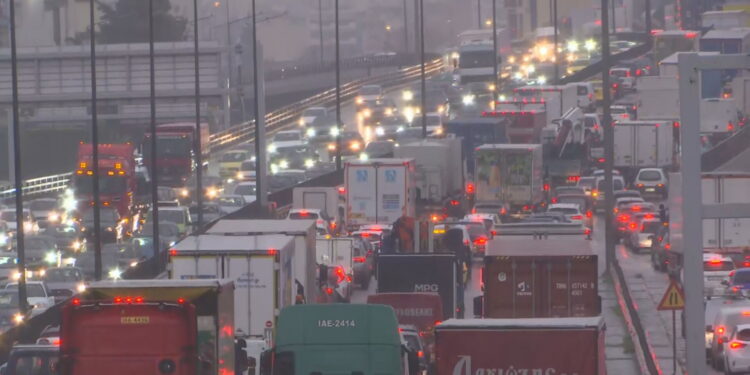 Κίνηση σε «κανονικούς» ρυθμούς η Αθήνα μετά τις γιορτές – Αυξημένη κινητικότητα από νωρίς το πρωί