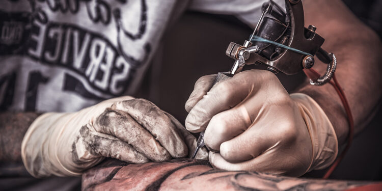 Καρκίνο ενδέχεται να προκαλεί το πιο δημοφιλές μελάνι τατουάζ – Τι δείχνουν τα ευρήματα νέας επιστημονικής μελέτης