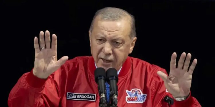 Ο Ερντογάν συγχαίρει τη Συρία για τις επιθέσεις κατά Κούρδων μαχητών