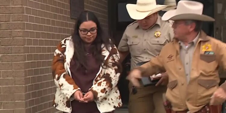 Τέξας: Καθηγήτρια κατηγορείται για βιασμό 14χρονου στο αυτοκίνητό της - Άλλα δύο παιδιά βρίσκονταν στο πίσω κάθισμα