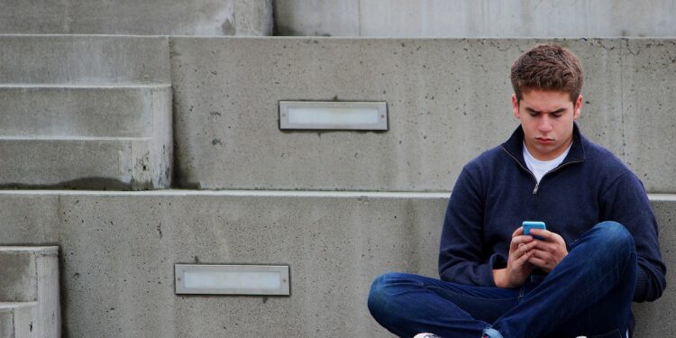 Γιατί τα κοινωνικά δίκτυα μπορεί να μην ευθύνονται για την κρίση ψυχικής υγείας των εφήβων