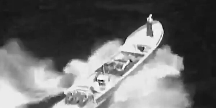 Δυνάμεις των ΗΠΑ βομβαρδίζουν ναρκόπλοιο στον Ειρηνικό σκοτώνοντας 2 επιβαίνοντες