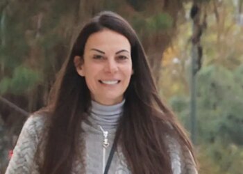 Εύη Βατίδου: Βόλτα στη Γλυφάδα με το σκυλάκι της