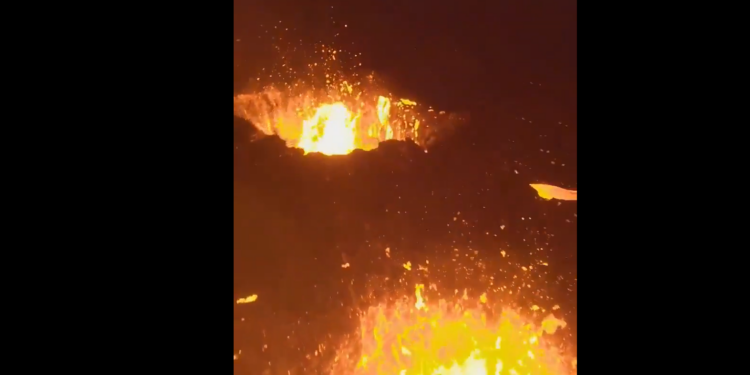 Εντυπωσιακές νυχτερινές εικόνες από τα ενεργά ηφαίστεια της Ισλανδίας