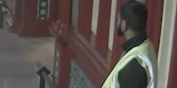 Βρετανία: Σεκιουριτάς «άρπαξε» 14χρονη όταν περίμενε το τρένο, την παρέσυρε στο γραφείο του και την βίασε