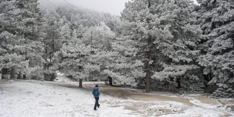 Καιρός: Στους -8 το θερμόμετρο – Πού θα χιονίσει στην Αττική, πρόγνωση από την Αν. Τυράσκη
