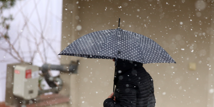 Καιρός: Κατακόρυφη πτώση της θερμοκρασίας – Πού και πότε θα χιονίσει, πότε έρχεται η βελτίωση