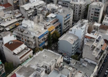 Reuters: Η στεγαστική κρίση αφήνει πίσω τους νέους στην Ελλάδα