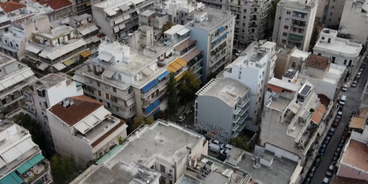 Reuters: Η στεγαστική κρίση αφήνει πίσω τους νέους στην Ελλάδα