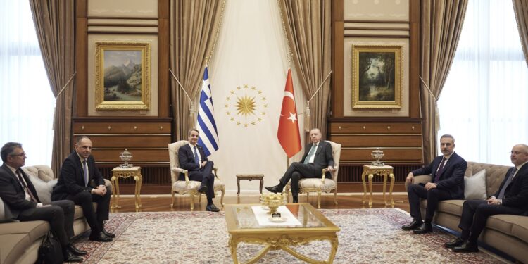 Βουλή: Οι κοινοβουλευτικοί εκπρόσωποι για τη συνάντηση Μητσοτάκη με Ερντογάν