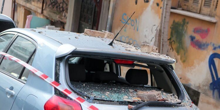 Τι κάνεις όταν πέσει δέντρο, μπαλκόνι ή κάτι άλλο στο αυτοκίνητό σου;