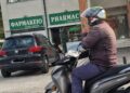 Αναβάτης μοτοσικλέτας μιλά στο κινητό του. Ποιο είναι το πρόστιμο;