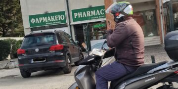 Αναβάτης μοτοσικλέτας μιλά στο κινητό του. Ποιο είναι το πρόστιμο;