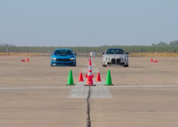 Δείτε ποιος κερδίζει την κόντρα μεταξύ Ford Mustang και BMW M4 (+video)