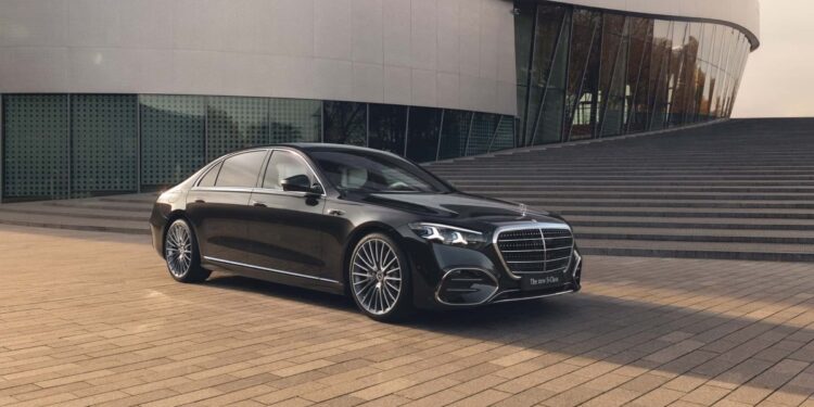 Η νέα Mercedes S-Class δε πέφτει ούτε με… σφαίρες!