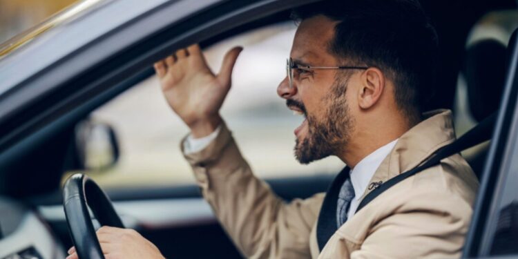 4+1 κακές οδηγικές συνήθειες που όλοι έχουμε