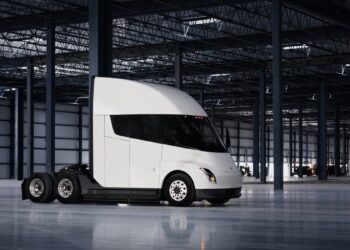 Το Tesla Semi μπαίνει σε παραγωγή
