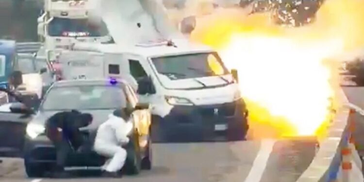 Ιταλία: Ανατίναξαν πρωί πρωί θωρακισμένο βαν χρηματαποστολής