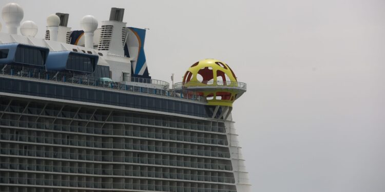 Ακυβέρνητο κρουαζιερόπλοιο λόγω βλάβης στο λιμάνι του Πειραιά - Το προσέδεσαν ρυμουλκά - ertnews.gr