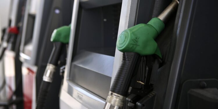 Αυξήσεις στα καύσιμα λόγω του ράλι στη διεθνή τιμή πετρελαίου - Τι λέει στο ΕΡΤnews η πρόεδρος βενζινοπωλών Αττικής