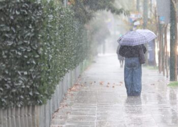 Καιρός: Επιδείνωση με ισχυρές καταιγίδες, θυελλώδεις ανέμους και κύμα ερημικής σκόνης – Live η πορεία της κακοκαιρίας