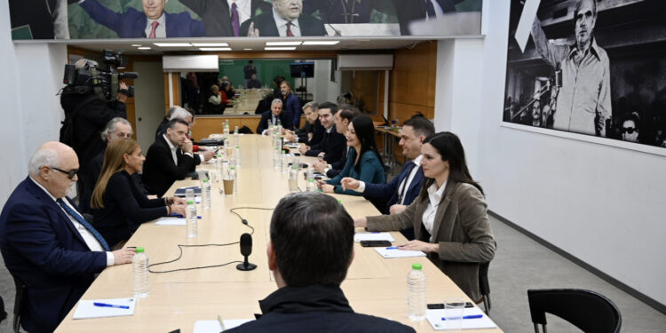 ΠΑΣΟΚ: Πρώτη μεγάλη συνάντηση των στελεχών ενόψει του συνεδρίου – Μήνυμα «συστράτευσης» από Ανδρουλάκη