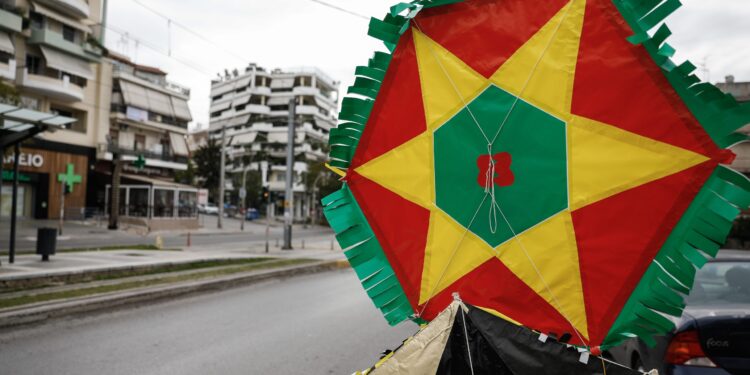 Χαρταετός με QR code με οδηγίες και ανεμολόγιο - Ο κατασκευαστής του μιλάει στο ΕΡΤnews και αποκαλύπτει όλα τα μυστικά για εγγυημένο πέταγμα - ertnews.gr