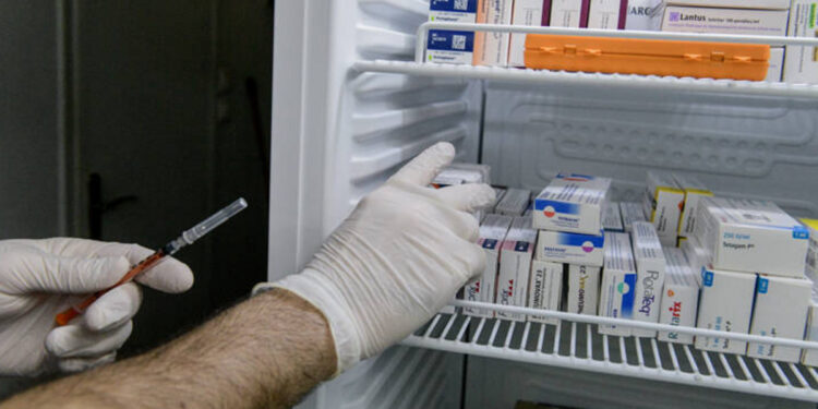 Σε έξαρση οι αναπνευστικές λοιμώξεις: Εννιά θάνατοι από γρίπη και 7 από COVID-19 την τελευταία εβδομάδα