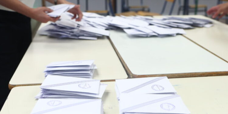 Δημοσκόπηση Interview: Σταθερή πρωτιά της ΝΔ έναντι του ΠΑΣΟΚ