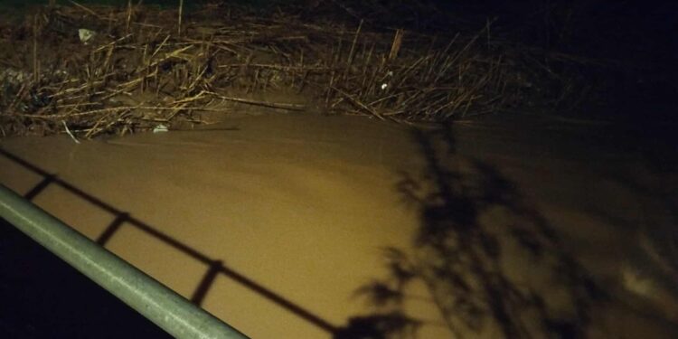 Υπερχείλισε ρέμα στο Πικέρμι – Διακοπή κυκλοφορίας στο Πολύγωνο λόγω καθίζησης