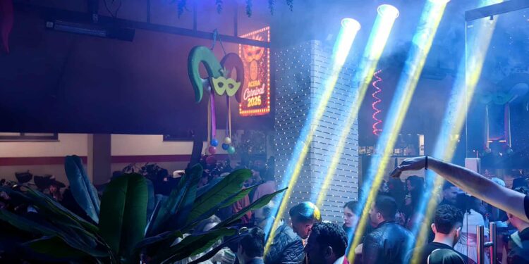 Πατρινό καρναβάλι: Ξέφρενο γλέντι στους πεζόδρομους μετά την παρέλαση των αρμάτων