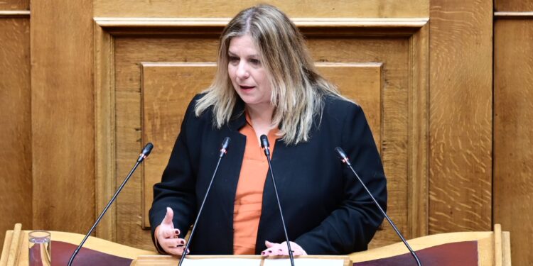 Αναφορά της Συρεγγέλα στη Βουλή κατά Κωνσταντοπούλου για αντιδεοντολογική και υβριστική συμπεριφορά