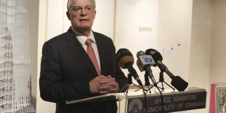 Ο Κ. Τασούλας εγκαινίασε την έκθεση «Διαχρονικές Υφές» στα Ιωάννινα: «Ένα οδοιπορικό διαρκούς έμπνευσης»