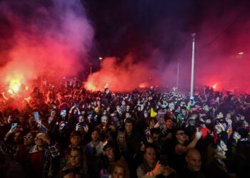 Live η νυχτερινή ποδαράτη παρέλαση στην Πάτρα - Ξέφρενοι ρυθμοί, τραγούδι και χορός στο Καρναβάλι - ertnews.gr