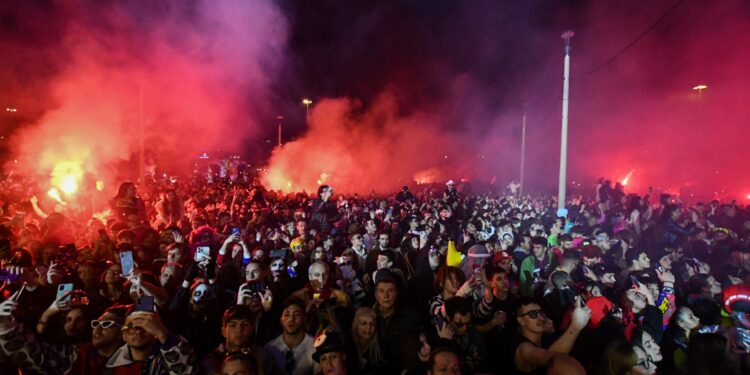 Live η νυχτερινή ποδαράτη παρέλαση στην Πάτρα - Ξέφρενοι ρυθμοί, τραγούδι και χορός στο Καρναβάλι - ertnews.gr