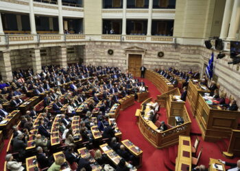 Σφοδρή σύγκρουση για τις υποκλοπές: Πυρά από την αντιπολίτευση - Δεν θα μετατρέψουμε την πολιτική σε δικαστήριο, απαντά η κυβέρνηση      - ertnews.gr