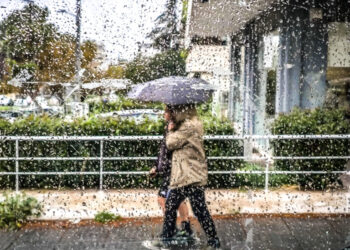 Καιρός: Άστατος με ισχυρές βροχές και μικρή πτώση της θερμοκρασίας – Άνεμοι έως 8 μποφόρ
