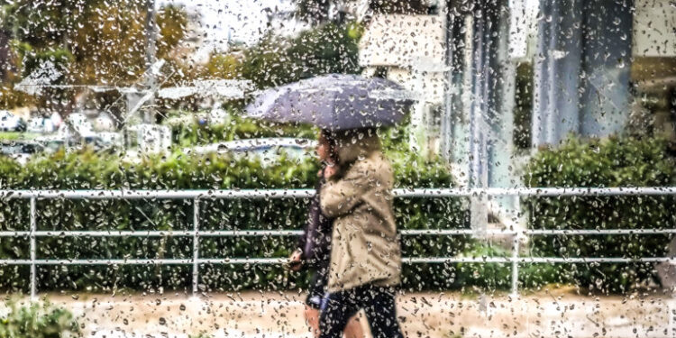 Καιρός: Άστατος με ισχυρές βροχές και μικρή πτώση της θερμοκρασίας – Άνεμοι έως 8 μποφόρ