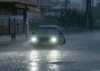 Υπερχείλισε ρέμα στο Πικέρμι, καθίζηση στο Πολύγωνο λόγω καταιγίδας - Σε εξέλιξη το κύμα κακοκαιρίας - ertnews.gr