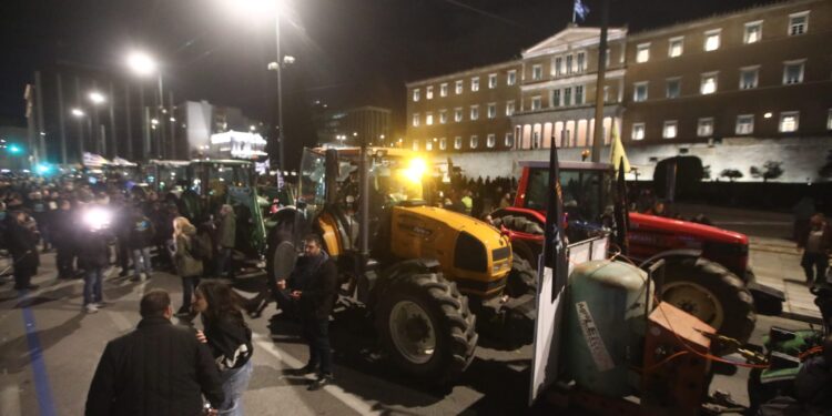 Στο Σύνταγμα διανυκτερεύουν οι αγρότες με τα τρακτέρ - Διαμηνύουν ότι ο «αγώνας θα συνεχιστεί» - ertnews.gr