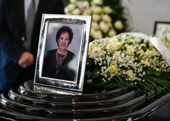 Στο Α΄ Νεκροταφείο το «τελευταίο αντίο» στην Άννα Ψαρούδα Μπενάκη - Συγγενείς, φίλοι, πολιτικά πρόσωπα και ακαδημαϊκοί την αποχαιρέτησαν - ertnews.gr