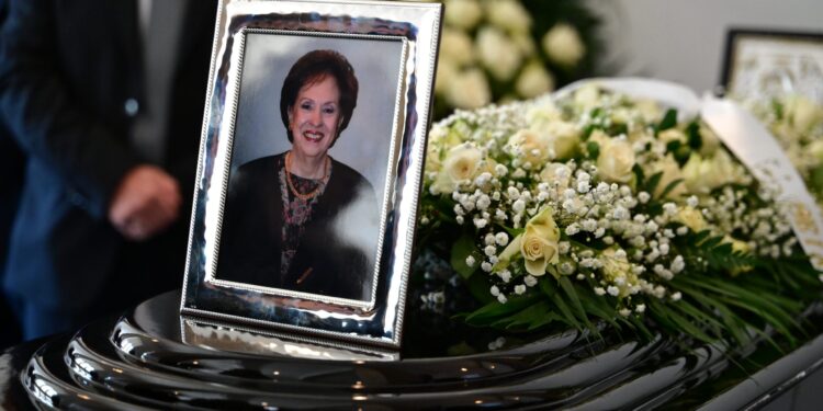 Στο Α΄ Νεκροταφείο το «τελευταίο αντίο» στην Άννα Ψαρούδα Μπενάκη - Συγγενείς, φίλοι, πολιτικά πρόσωπα και ακαδημαϊκοί την αποχαιρέτησαν - ertnews.gr