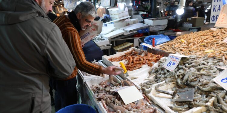 Ανοιχτές μέχρι το μεσημέρι η Βαρβάκειος και το Καπάνι για τα ψώνια της τελευταίας στιγμής - ertnews.gr