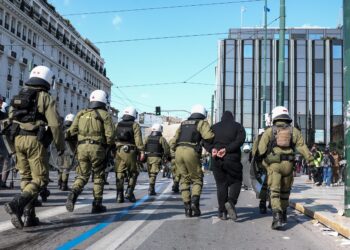 ΕΛΑΣ: 19 συλλήψεις και 200 προσαγωγές στη συγκέντρωση για τα Τέμπη στο Σύνταγμα - ertnews.gr